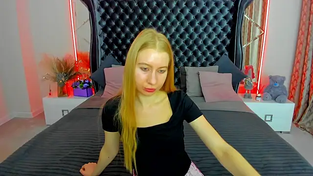 Snapshot of Alina_Blonde chatting on 06-20-26, 05:43 Alina Blonde online show from 06-20-26, 05:43