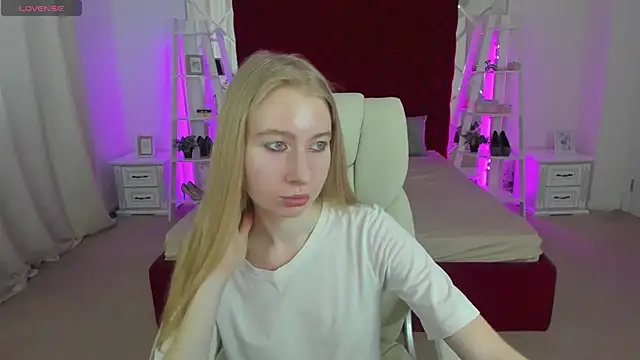 Snapshot of Alina_Blonde chatting on 07-02-26, 05:35 Alina Blonde online show from 07-02-26, 05:35