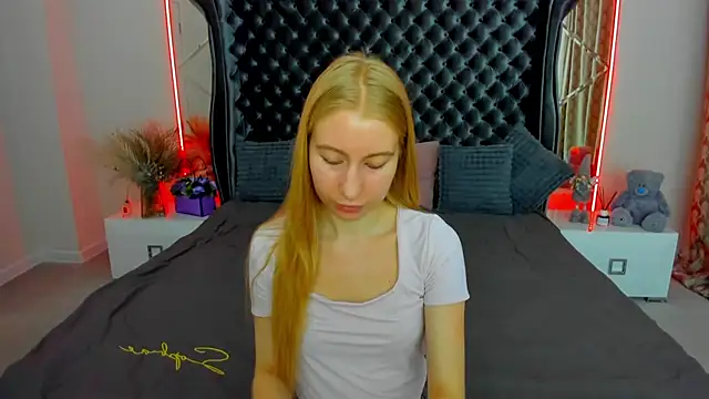 Snapshot of Alina_Blonde chatting on 07-04-26, 05:35 Alina Blonde online show from 07-04-26, 05:35