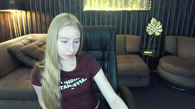 Snapshot of Alina_Blonde chatting on 07-07-26, 05:32 Alina Blonde online show from 07-07-26, 05:32