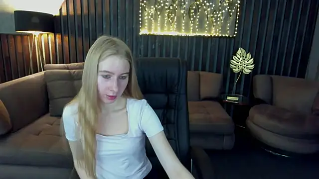 Snapshot of Alina_Blonde chatting on 07-17-26, 05:36 Alina Blonde online show from 07-17-26, 05:36