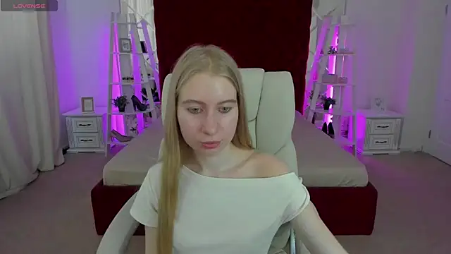 Snapshot of Alina_Blonde chatting on 07-20-26, 10:39 Alina Blonde online show from 07-20-26, 10:39