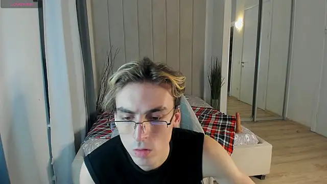 Snapshot of OLIVER__MARTINEZ chatting on 09-24-25, 08:12 OLIVER MARTINEZ online show from 09-24-25, 08:12