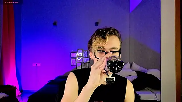 Snapshot of OLIVER__MARTINEZ chatting on 10-13-25, 05:29 OLIVER MARTINEZ online show from 10-13-25, 05:29