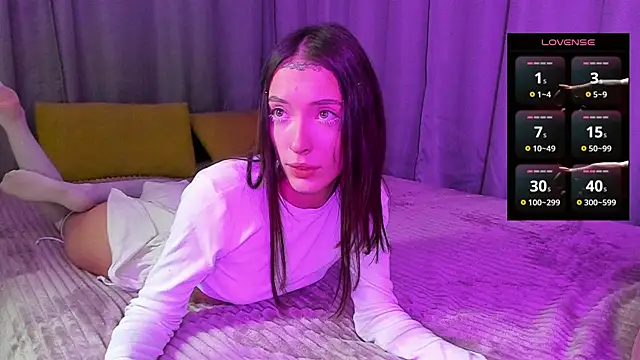 Snapshot of EMiaLure chatting on 10-19-25, 07:25 EMiaLure online show from 10-19-25, 07:25