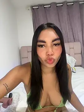 karolaalcendra online show from 10-28-25, 05:11