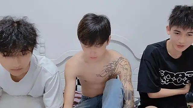 Snapshot of xiaoyi2563 chatting on 10-10-25, 12:37 xiaoyi2563 online show from 10-10-25, 12:37