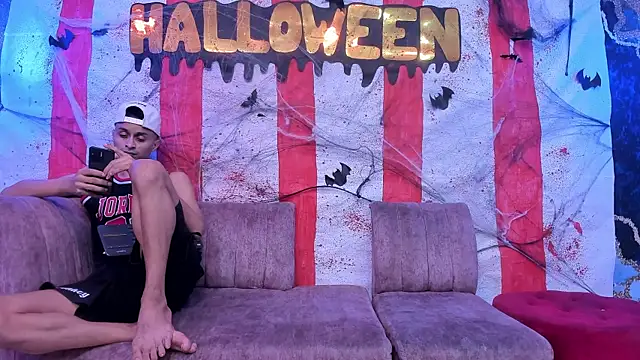 Juicy Creww online show from 10-28-25, 09:35