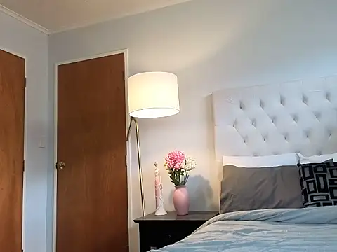 ZoeyJohnson online show from 04-28-26, 10:37