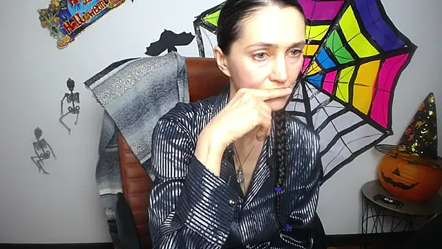 TayaFinch online show from 10-31-25, 02:40