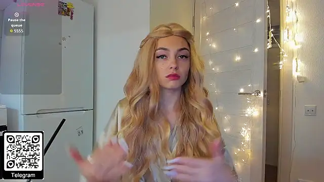 Snapshot of KristenHarrington chatting on 12-18-25, 01:17 KristenHarrington online show from 12-18-25, 01:17