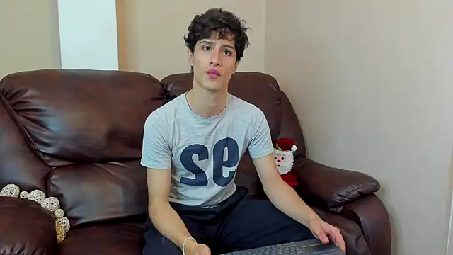 Snapshot of Xam_Collen chatting on 12-18-25, 03:51 Xam Collen online show from 12-18-25, 03:51