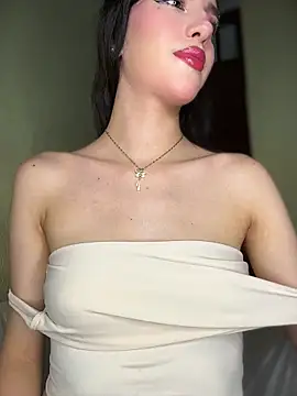 Snapshot of Emily-hottson chatting on 05-16-26, 12:07 Emily-hottson online show from 05-16-26, 12:07