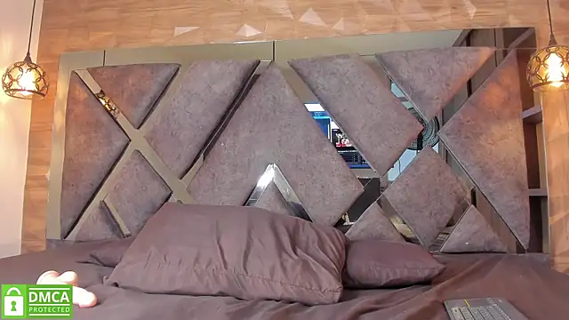 Scarlet  Jones  online show from 11-19-25, 10:10