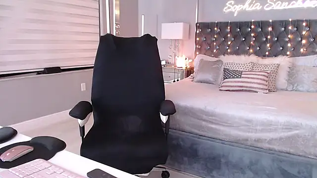 Snapshot of theofficialsophiasanchez chatting on 05-17-26, 04:32 theofficialsophiasanchez online show from 05-17-26, 04:32