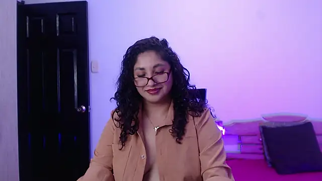 Gia Dior online show from 12-17-25, 10:38