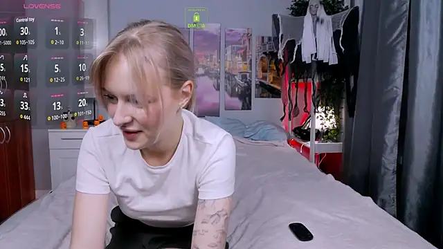 Snapshot of LunaLuxxy chatting on 10-03-25, 03:53 LunaLuxxy online show from 10-03-25, 03:53