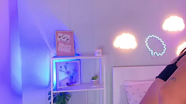 KeendraFox  online show from 10-27-25, 10:30