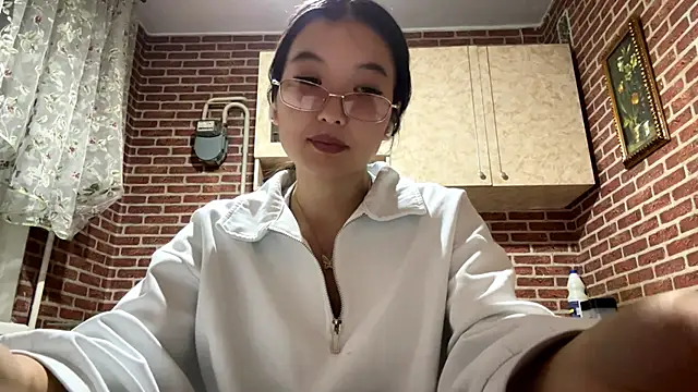 Snapshot of EmmaLeexth chatting on 09-29-25, 01:27 EmmaLeexth online show from 09-29-25, 01:27