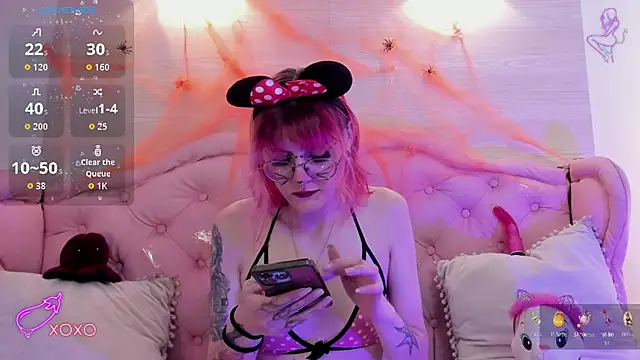 Snapshot of Rossiie_Hunt_ chatting on 10-15-25, 05:13 Rossiie Hunt online show from 10-15-25, 05:13