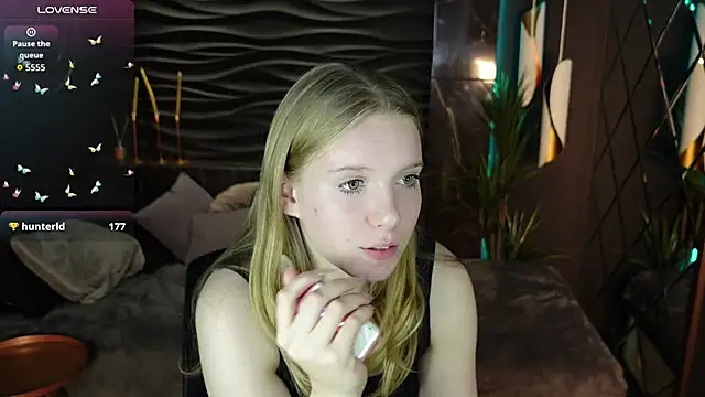 Layla Glam online show from 09-19-25, 08:05