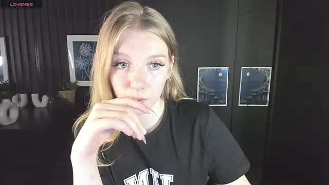 Layla Glam online show from 09-26-25, 01:15