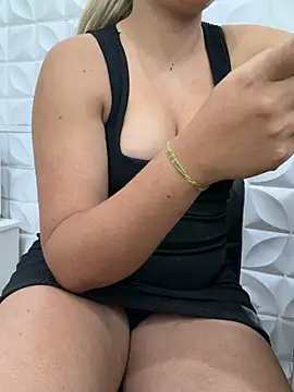 Snapshot of Valeriacris chatting on 04-23-26, 03:25 Valeriacris online show from 04-23-26, 03:25