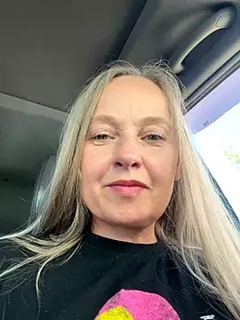 Snapshot of B_i_r_d_i_e chatting on 09-22-25, 12:18 B i r d i e online show from 09-22-25, 12:18