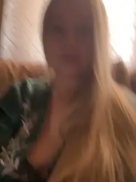 Snapshot of B_i_r_d_i_e chatting on 09-28-25, 11:04 B i r d i e online show from 09-28-25, 11:04