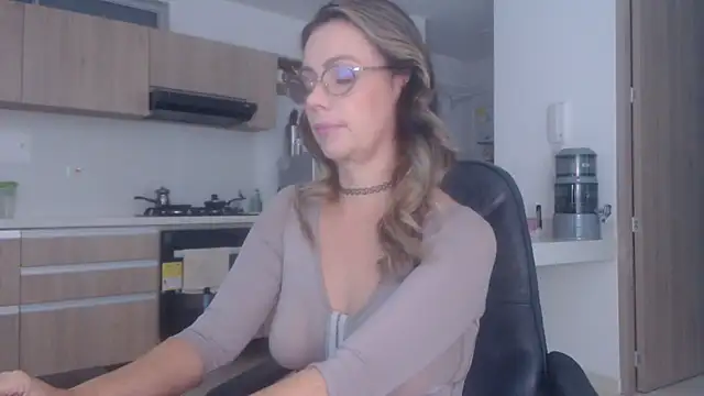 LovePaula online show from 12-14-25, 11:37