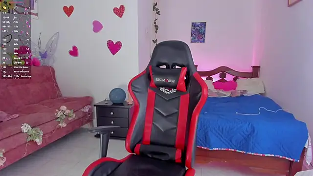 Snapshot of SophieLAmour chatting on 09-27-25, 01:43 SophieLAmour online show from 09-27-25, 01:43