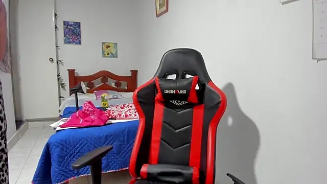 Snapshot of SophieLAmour chatting on 11-06-25, 02:34 SophieLAmour online show from 11-06-25, 02:34