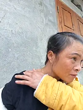 xuxulovezz online show from 10-24-25, 06:54