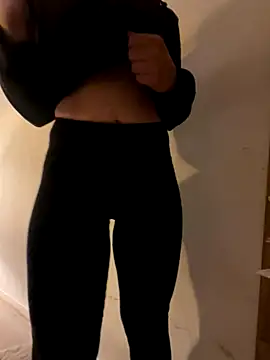 Snapshot of Elliepush chatting on 10-04-25, 07:23 Elliepush online show from 10-04-25, 07:23