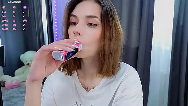 Snapshot of LunaraRada chatting on 10-21-25, 09:32 LunaraRada online show from 10-21-25, 09:32