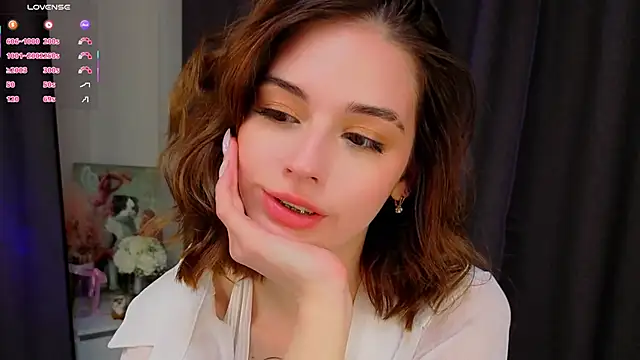 Snapshot of LunaraRada chatting on 10-27-25, 12:09 LunaraRada online show from 10-27-25, 12:09