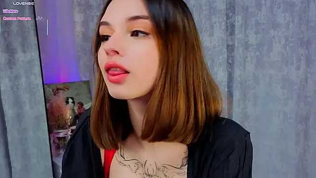 Snapshot of LunaraRada chatting on 11-11-25, 03:23 LunaraRada online show from 11-11-25, 03:23