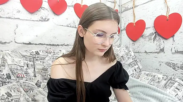 Snapshot of Shyly_Lisa chatting on 10-18-25, 02:03 Shyly Lisa online show from 10-18-25, 02:03