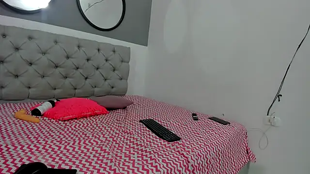 Snapshot of Chey_petite chatting on 10-17-25, 02:15 Chey petite online show from 10-17-25, 02:15