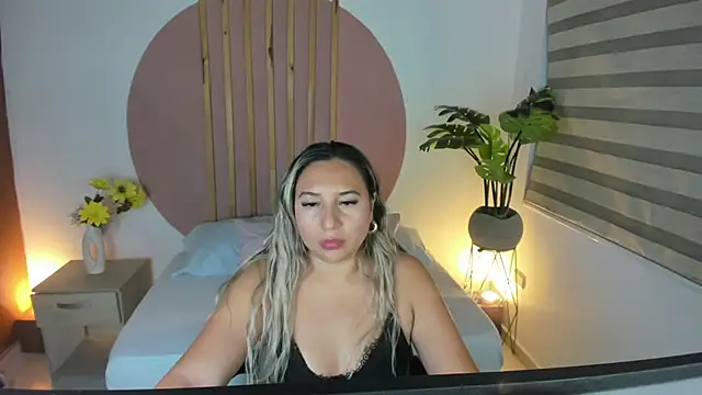 Snapshot of kiara_mirren chatting on 10-10-25, 02:32 kiara mirren online show from 10-10-25, 02:32