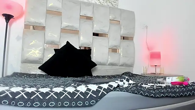 Nyra 18 online show from 11-14-25, 08:13