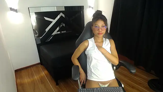 MarianaRojas  online show from 11-15-25, 03:15