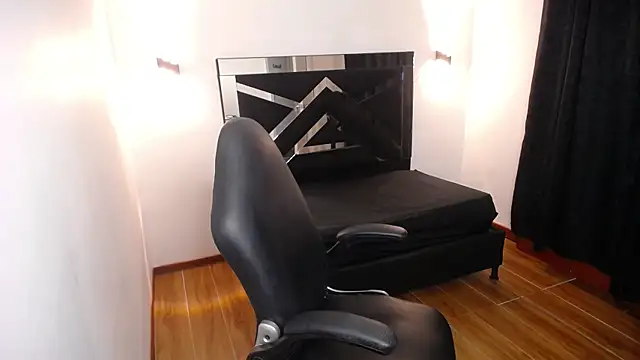 MarianaRojas  online show from 12-23-25, 06:44