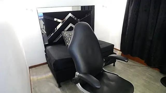 MarianaRojas  online show from 02-01-26, 06:50