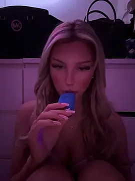 Snapshot of blondeeee chatting on 03-11-26, 04:57 blondeeee online show from 03-11-26, 04:57