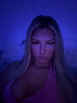 Snapshot of blondeeee chatting on 03-22-26, 05:38 blondeeee online show from 03-22-26, 05:38