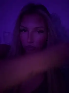 Snapshot of blondeeee chatting on 03-25-26, 05:52 blondeeee online show from 03-25-26, 05:52