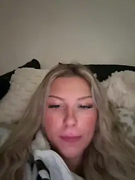 Snapshot of blondeeee chatting on 04-04-26, 02:36 blondeeee online show from 04-04-26, 02:36