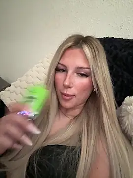 Snapshot of blondeeee chatting on 04-08-26, 03:56 blondeeee online show from 04-08-26, 03:56