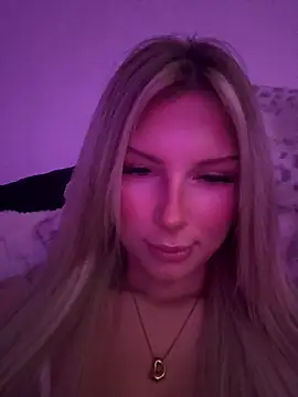 Snapshot of blondeeee chatting on 04-09-26, 04:23 blondeeee online show from 04-09-26, 04:23